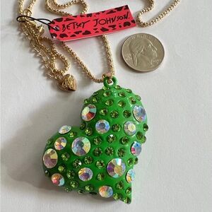 💚 Betsey Johnson stunning green heart necklace 💚
